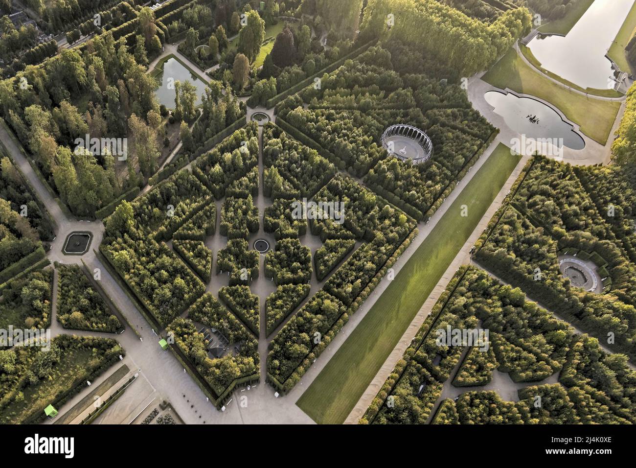 FRANCIA. YVELINES (78) CASTELLO DI VERSAILLES. VISTA AEREA DEL BACINO DI LATONE E DEL GRANDE PARCO. PROGETTATO DA ANDRE LE NOTRE, C'È ORDINE E SYMMETR Foto Stock