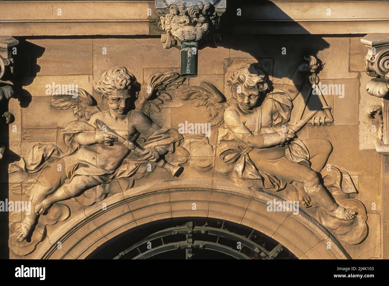 Francia. Yvelines (78) Reggia di Versailles: Sulla facciata sud della Cappella, vista aerea di un decor scolpito sulle finestre della galleria: Angeli p Foto Stock