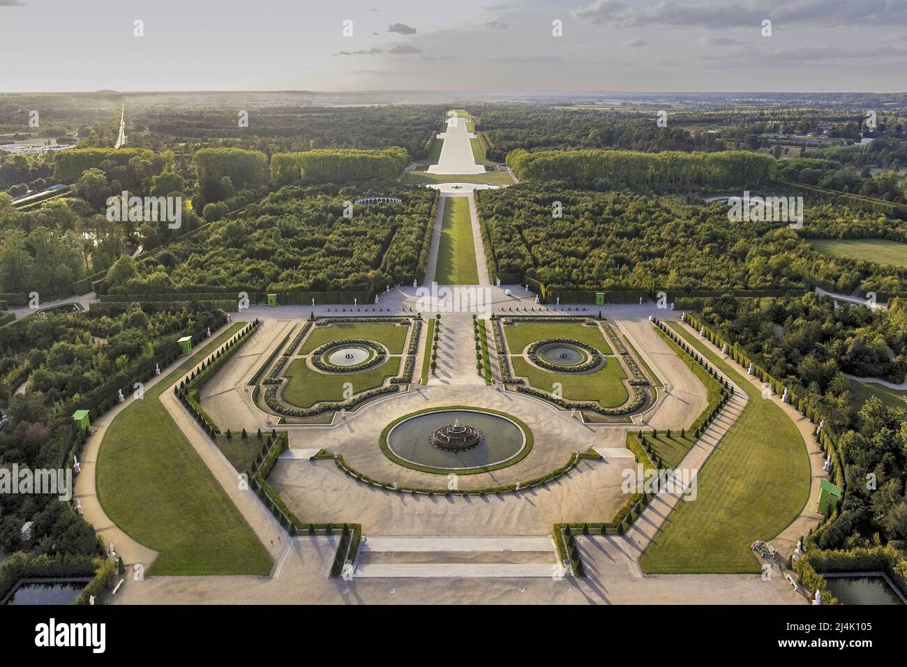 FRANCIA. YVELINES (78) CASTELLO DI VERSAILLES. VISTA AEREA DEL BACINO DI LATONE E DEL GRANDE PARCO. PROGETTATO DA ANDRE LE NOTRE, C'È ORDINE E SYMMETR Foto Stock