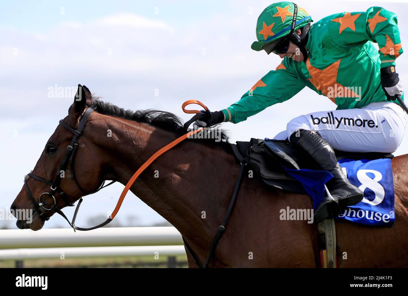 I Whatsavailable guidati da Darragh o'Keeffe sono gli ultimi a vincere la prima gara al fairyhouse racecourse. Data foto: Sabato 16 aprile 2022. Foto Stock