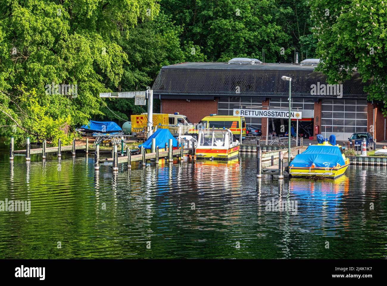 Stazione di salvataggio e salvataggio con ambulanza e barca ormeggiata sulle rive del Lago Tegel, Berlino Foto Stock