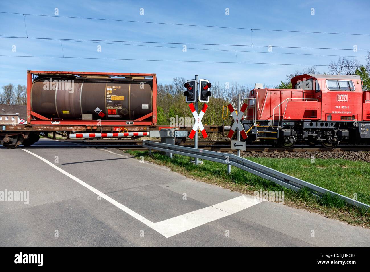 Passaggio del treno merci con locomotiva Gravity 10 BB all'incrocio a livello Foto Stock