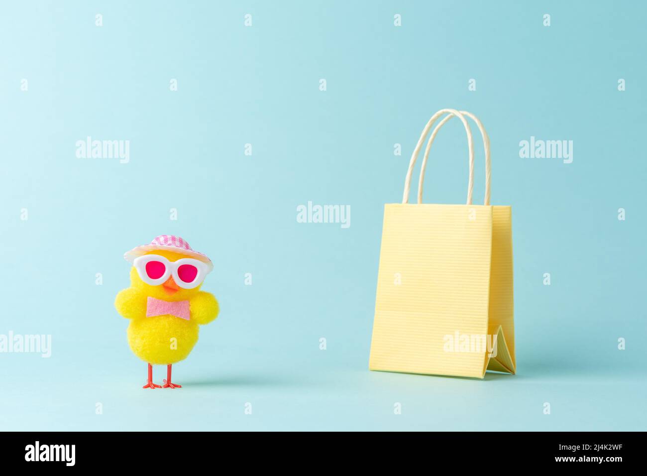 Divertente bambola di pollo con borsa per la spesa. Concetto di Pasqua minimo. Foto Stock