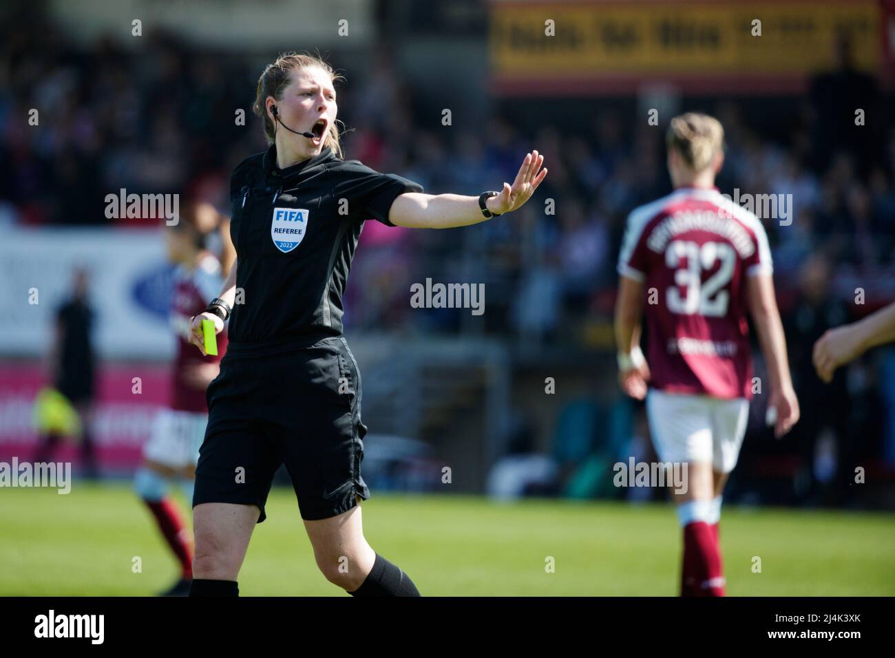 Londra, Regno Unito. 16th Apr 2022. L'arbitro Abigail Byrne detiene una carta gialla durante la partita di semifinale di Vitality Womens fa Cup tra West Ham e Manchester City al Chigwell Construction Stadium di Londra, Inghilterra. Liam Asman/SPP Credit: SPP Sport Press Photo. /Alamy Live News Foto Stock