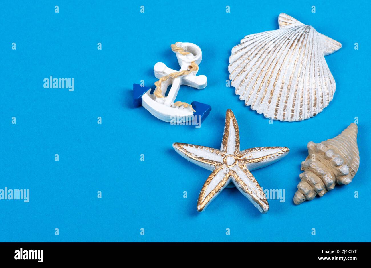 Conchiglie, stelle marine e ancora su sfondo blu. Mare estate vacanza sfondo Foto Stock