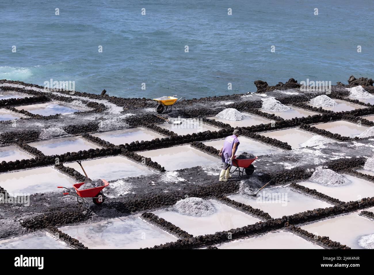 La Palma Island Spagna - 04 marzo 2022: Lavoratore di estrazione del sale vicino Fuencaliente a la Palma Island Foto Stock
