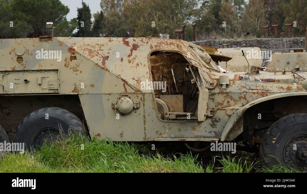 Vista laterale del BTR-152 Transporter, una portaerei sovietica a sei ruote utilizzata come bersaglio per le riprese da parte dell'esercito israeliano. Foto Stock
