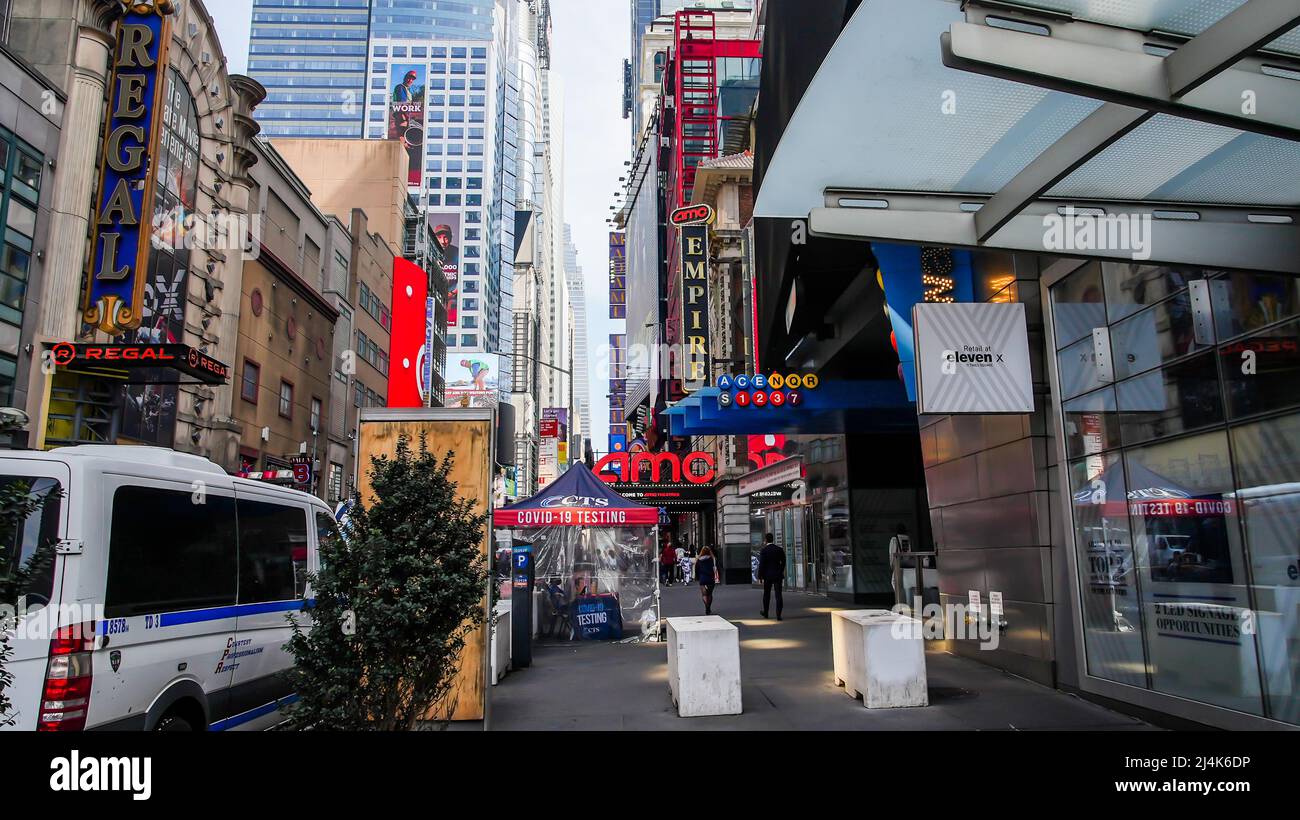 NEW YORK, NY, USA - 13 APRILE 2022 : tenda di prova Covid-19 su 42nd strada vicino a Time Square Foto Stock