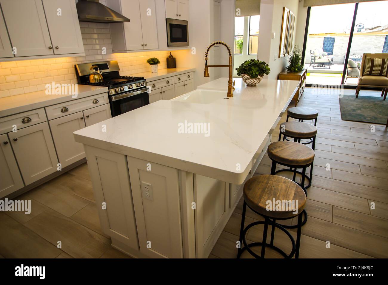 Cucina Island Counter Top con quattro sgabelli Foto Stock