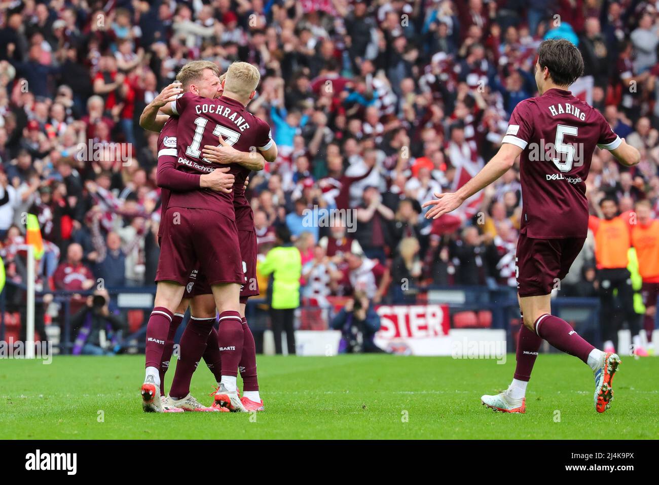 Glasgow, Regno Unito. 16th Apr 2022. Le squadre derby di Edinburgh di Hearts of Midlothian e Hibernian hanno giocato nella semifinale della William Hill Scottish Cup a Hampden Park, Glasgow, Scozia, Regno Unito. Credit: Findlay/Alamy Live News Foto Stock