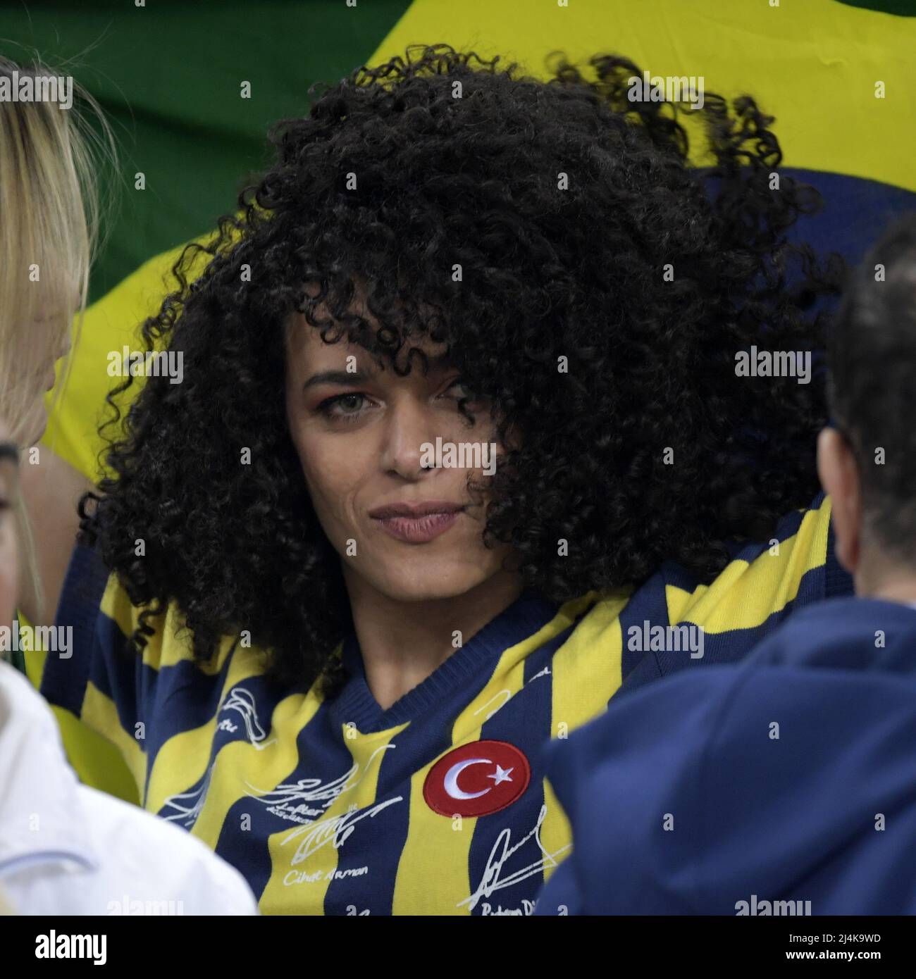 ISTANBUL - Fenerbahce sostenitore durante la partita turca Superliga tra Fenerbahce AS e Galatasaray COME allo stadio Ulker Fenerbahce Sukru Saracoglu il 10 aprile 2022 a Istanbul, Turchia. ANP | altezza olandese | Gerrit van Keulen Foto Stock