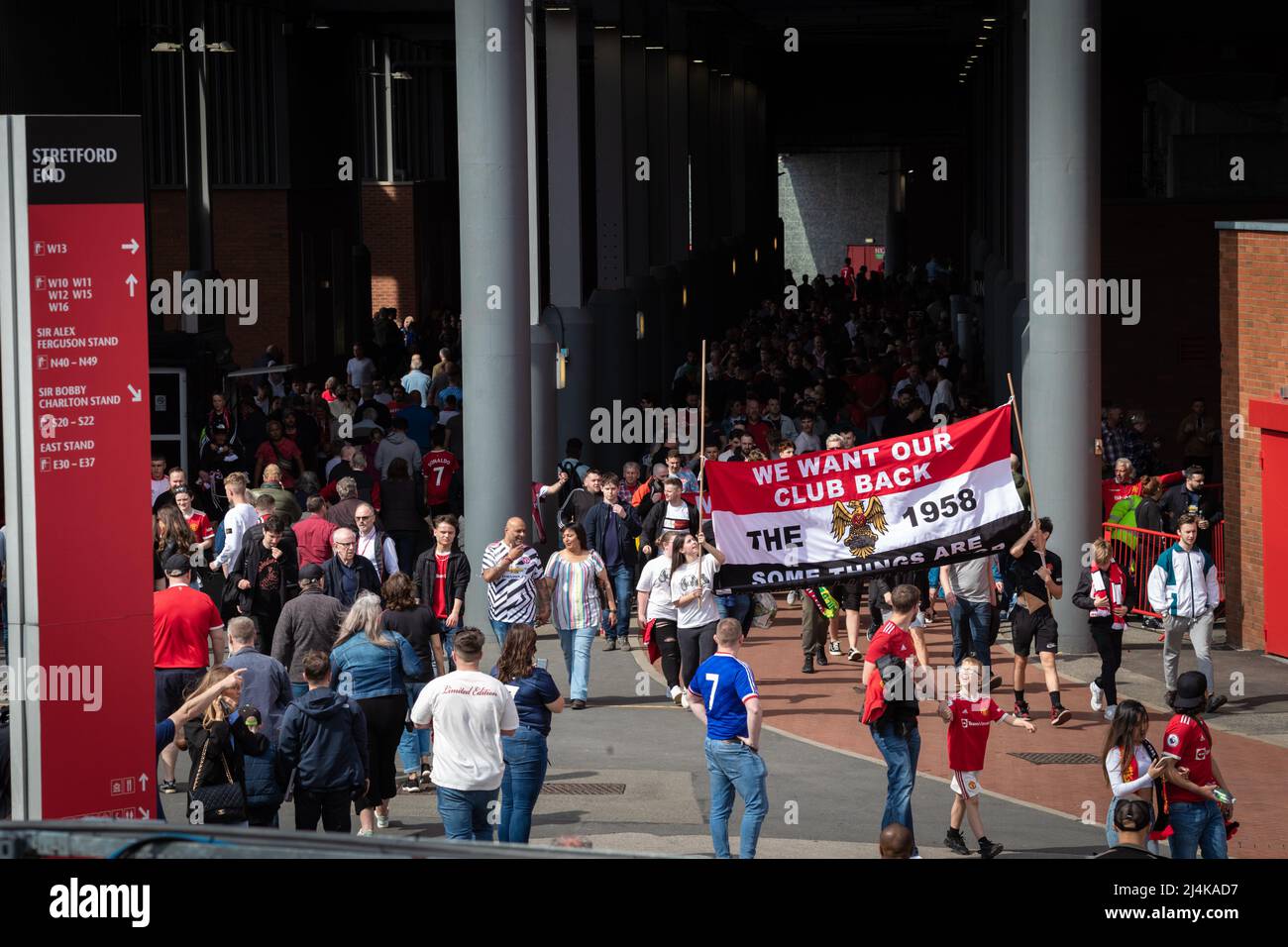 Manchester, Regno Unito. 16th Apr 2022. I sostenitori del Manchester United protestano contro i Glazers. I tifosi marciano a Old Trafford per boicottare i primi 17 minuti del gioco, il che significa un minuto per ogni anno che i Glazers hanno posseduto il club. Credit: Andy Barton/Alamy Live News Foto Stock