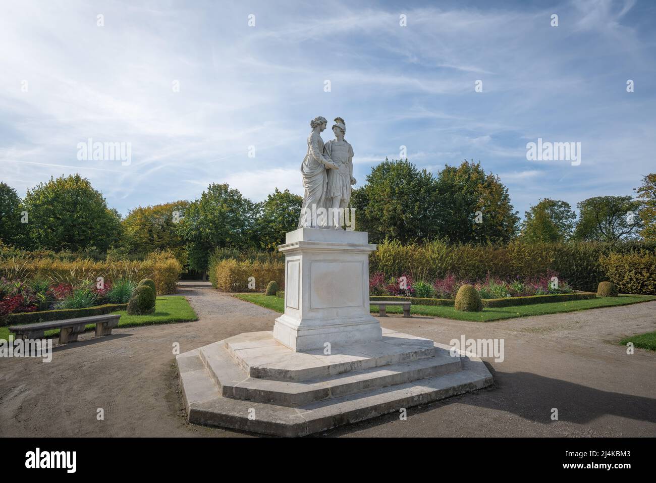 Statua di Alessandro e Olimpia presso i Giardini del Palazzo di Schonbrunn - di Johann Wilhelm Beyer - Vienna, Austria Foto Stock