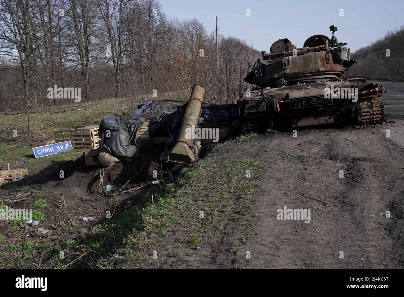 REGIONE DI SUMY, UCRAINA - 15 APRILE 2022 - Un carro armato russo distrutto è rappresentato nella regione di Sumy, Ucraina nord-orientale. Foto di Anna Voitenko/Ukrinform/ABACAPRESS.COM Foto Stock