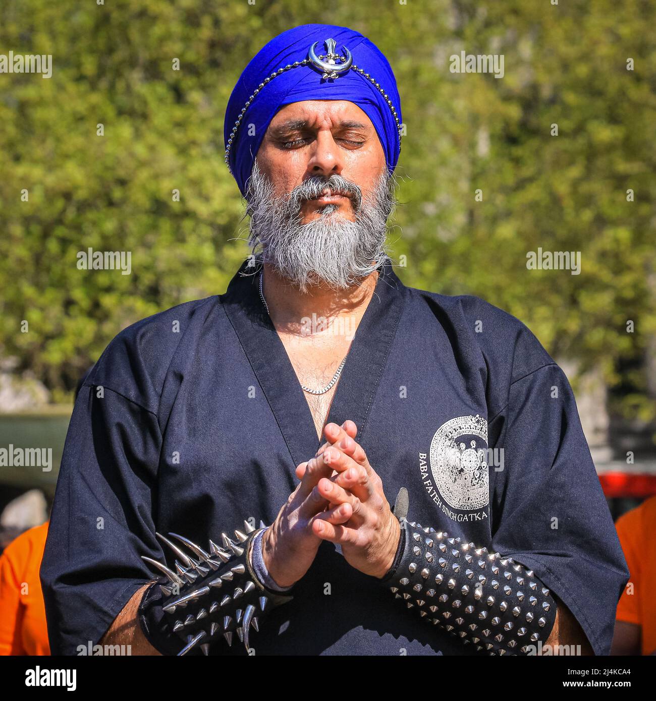 Londra, Regno Unito. 16th Apr 2022. Baba Fateh Singh Gatka Akhara e la Dhol Academy dimostrano le arti marziali (Gatka) con il D-ring. Vaisakhi Festival, una celebrazione della tradizione e della cultura Sikh e Punjabi è tornato ancora una volta a Trafalgar Square. Le attrazioni includono le arti marziali (Gatka), spettacoli teatrali colorati di musica kirtana e dharmic, nonché dimostrazioni di cucina e cibo. Credit: Imagplotter/Alamy Live News Foto Stock