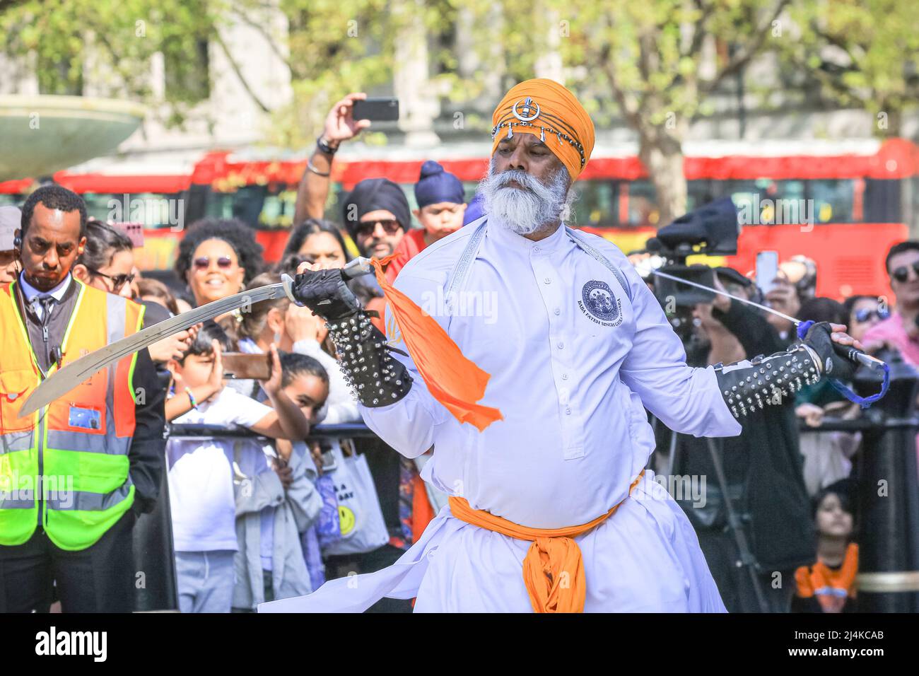 Londra, Regno Unito. 16th Apr 2022. Baba Fateh Singh Gatka Akhara e la Dhol Academy dimostrano le arti marziali (Gatka) con il D-ring. Vaisakhi Festival, una celebrazione della tradizione e della cultura Sikh e Punjabi è tornato ancora una volta a Trafalgar Square. Le attrazioni includono le arti marziali (Gatka), spettacoli teatrali colorati di musica kirtana e dharmic, nonché dimostrazioni di cucina e cibo. Credit: Imagplotter/Alamy Live News Foto Stock