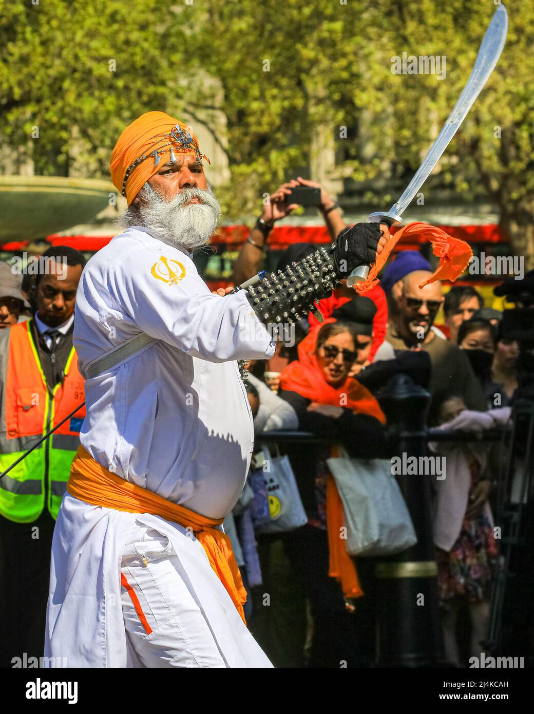 Londra, Regno Unito. 16th Apr 2022. Baba Fateh Singh Gatka Akhara e la Dhol Academy dimostrano le arti marziali (Gatka) con il D-ring. Vaisakhi Festival, una celebrazione della tradizione e della cultura Sikh e Punjabi è tornato ancora una volta a Trafalgar Square. Le attrazioni includono le arti marziali (Gatka), spettacoli teatrali colorati di musica kirtana e dharmic, nonché dimostrazioni di cucina e cibo. Credit: Imagplotter/Alamy Live News Foto Stock