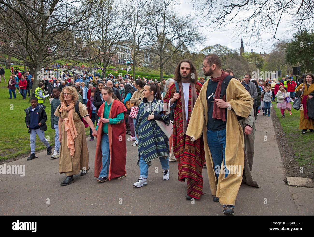 Princes Street Gardens West, 16th aprile 2022. The Edinburgh Easter Play, 'Hope Rises' diretto da Suzanne Lofthus e organizzato dal Princes Street Easter Play Trust. Centinaia di persone hanno guardato le emozionanti performance emotive create da un team di artisti della comunità che hanno tratto vita da tutti i tipi di vita. Gesù suonato da Luca Rowe. Credit: Scottishcreative/alamy Live News. Foto Stock