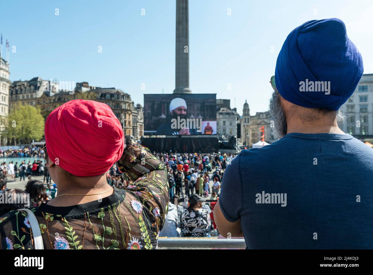 Londra, Regno Unito. 16 aprile 2022. La gente partecipa al festival Vaisakhi in Trafalgar Square. L'evento segna il Capodanno Sikh ed è una celebrazione della cultura Sikh e Punjabi. Credit: Stephen Chung / Alamy Live News Foto Stock