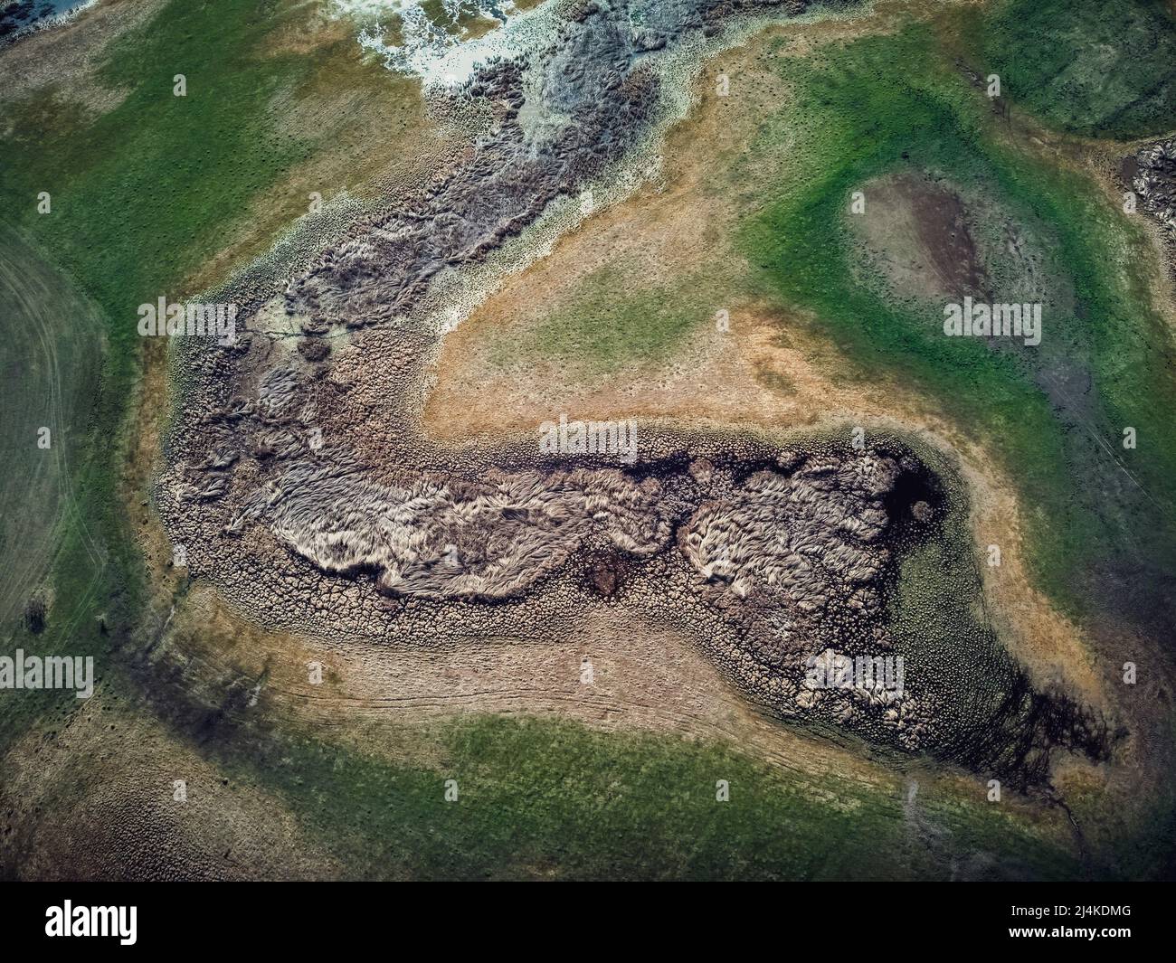Vista aerea con droni di un terreno simile a una mappa. Photo taken on 27th of March 2022, Near Calacea, Timis County, Romania, Europe. Foto Stock