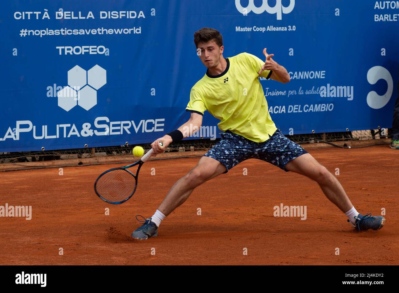 Barletta, Italy, 16th April, 2022 Luca Nardi in azione durante l'Open Città della Disfida ATP Challenge Tour Credit: Gaetano Piazzolla Foto Stock