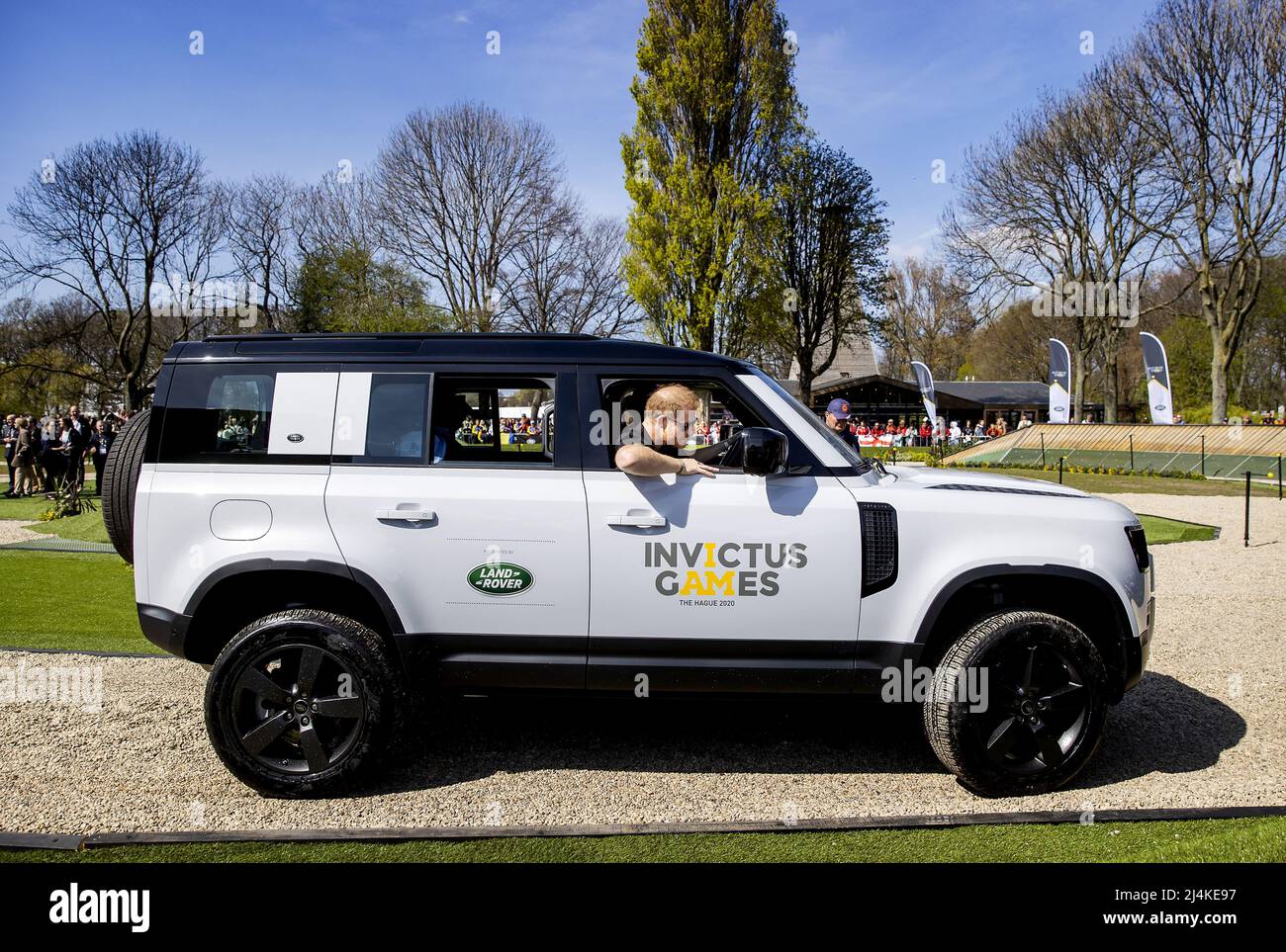 L'Aia, Paesi Bassi. 16th Apr 2022. 2022-04-16 14:44:48 L'AIA - il duca di Sussex, il principe Harry durante la sfida di guida Jaguar Land Rover dei giochi di Invictus, un evento sportivo internazionale per soldati e veterani che sono stati feriti psicologicamente o fisicamente durante il loro servizio militare. KOEN VAN WEEL netherlands out - belgium out Credit: ANP/Alamy Live News Foto Stock