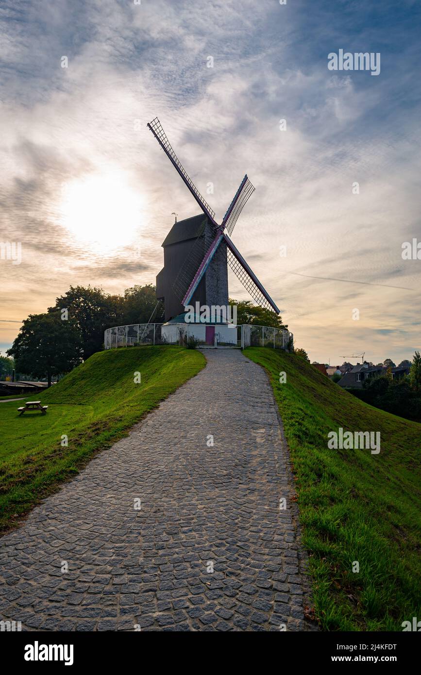 Classico mulino a vento sul bastione Kruisvest nella storica città di Brugge, Belgio. Il nome del mulino a vento è 'Koeleweimolen'. Foto Stock