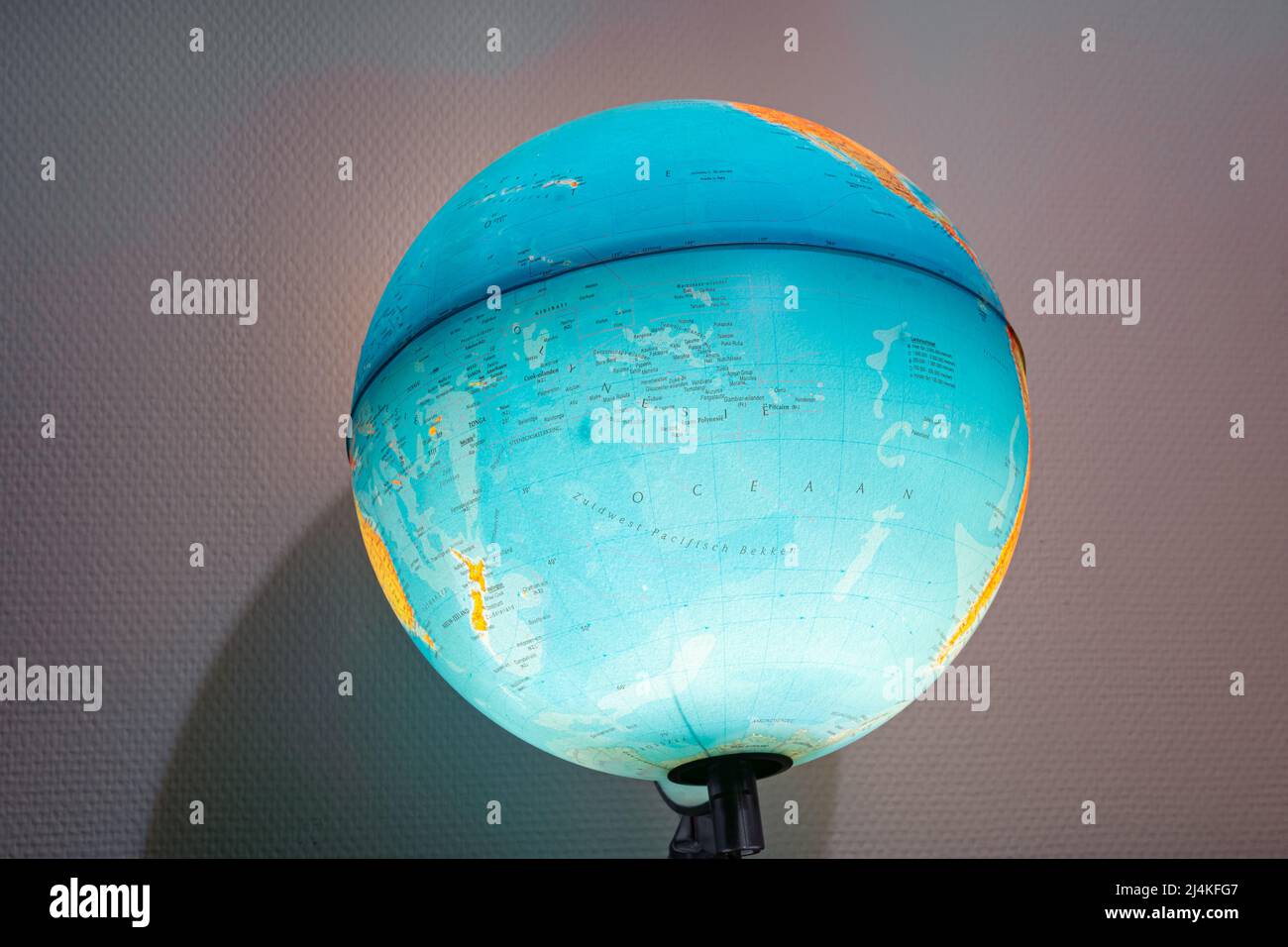 Globo illuminato che mostra l'Oceano Pacifico, dimostrando che la maggior  parte del mondo è coperta di acqua Foto stock - Alamy