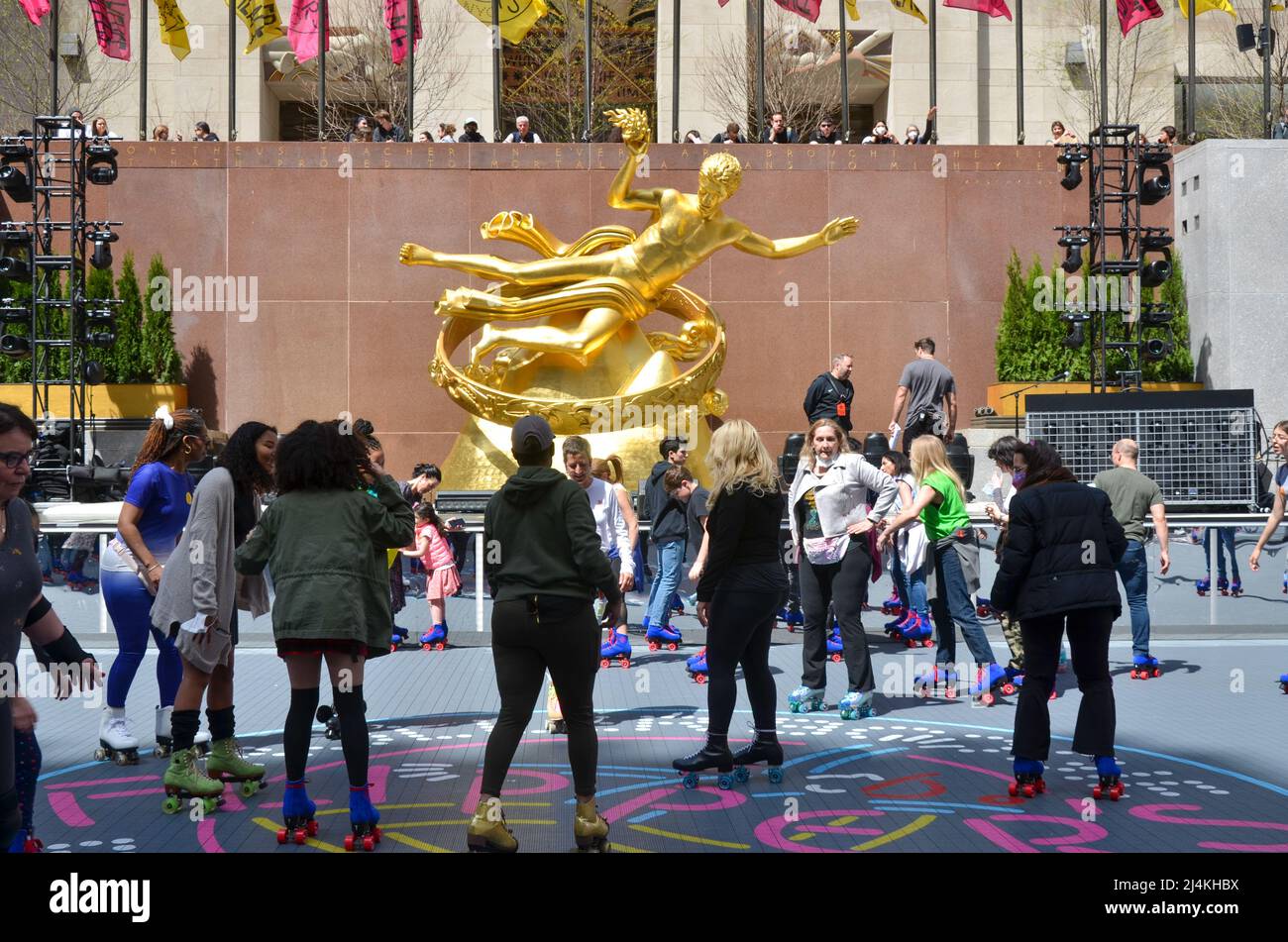 Il 16 aprile 2022, presso il Rockefeller Center di New York City, si apre una pista di pattinaggio ispirata alla discoteca. Foto Stock