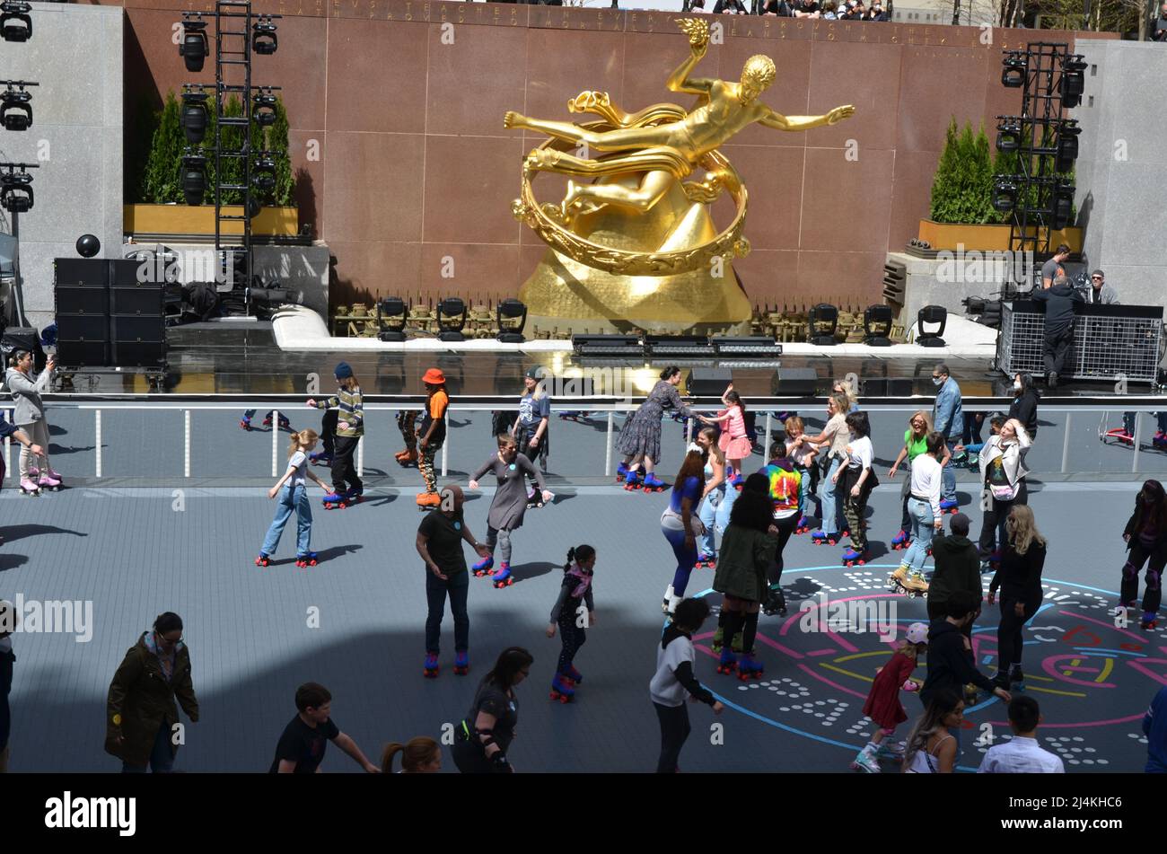 Il 16 aprile 2022, presso il Rockefeller Center di New York City, si apre una pista di pattinaggio ispirata alla discoteca. Foto Stock
