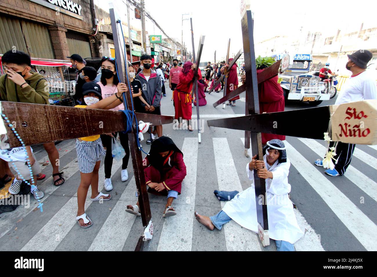 Filippine. 15th Apr 2022. (4/15/2022) i devoti fanno il loro atto di penitenza durante la celebrazione del Venerdì Santo a Mabalakat, Pampanga (provincia settentrionale di Manila). I flagellanti mantengono le loro tradizioni per due anni come Covid-19 scalda il mondo e il governo filippino ha limitato un raduno sociale. (Foto di Gregorio B, Dantes Jr./Pacific Press/Sipa USA) Credit: Sipa USA/Alamy Live News Foto Stock