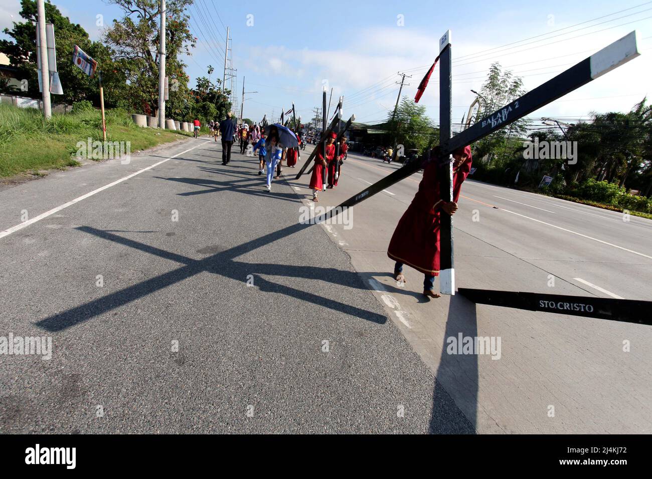 Filippine. 15th Apr 2022. (4/15/2022) i devoti fanno il loro atto di penitenza durante la celebrazione del Venerdì Santo a Mabalakat, Pampanga (provincia settentrionale di Manila). I flagellanti mantengono le loro tradizioni per due anni come Covid-19 scalda il mondo e il governo filippino ha limitato un raduno sociale. (Foto di Gregorio B, Dantes Jr./Pacific Press/Sipa USA) Credit: Sipa USA/Alamy Live News Foto Stock