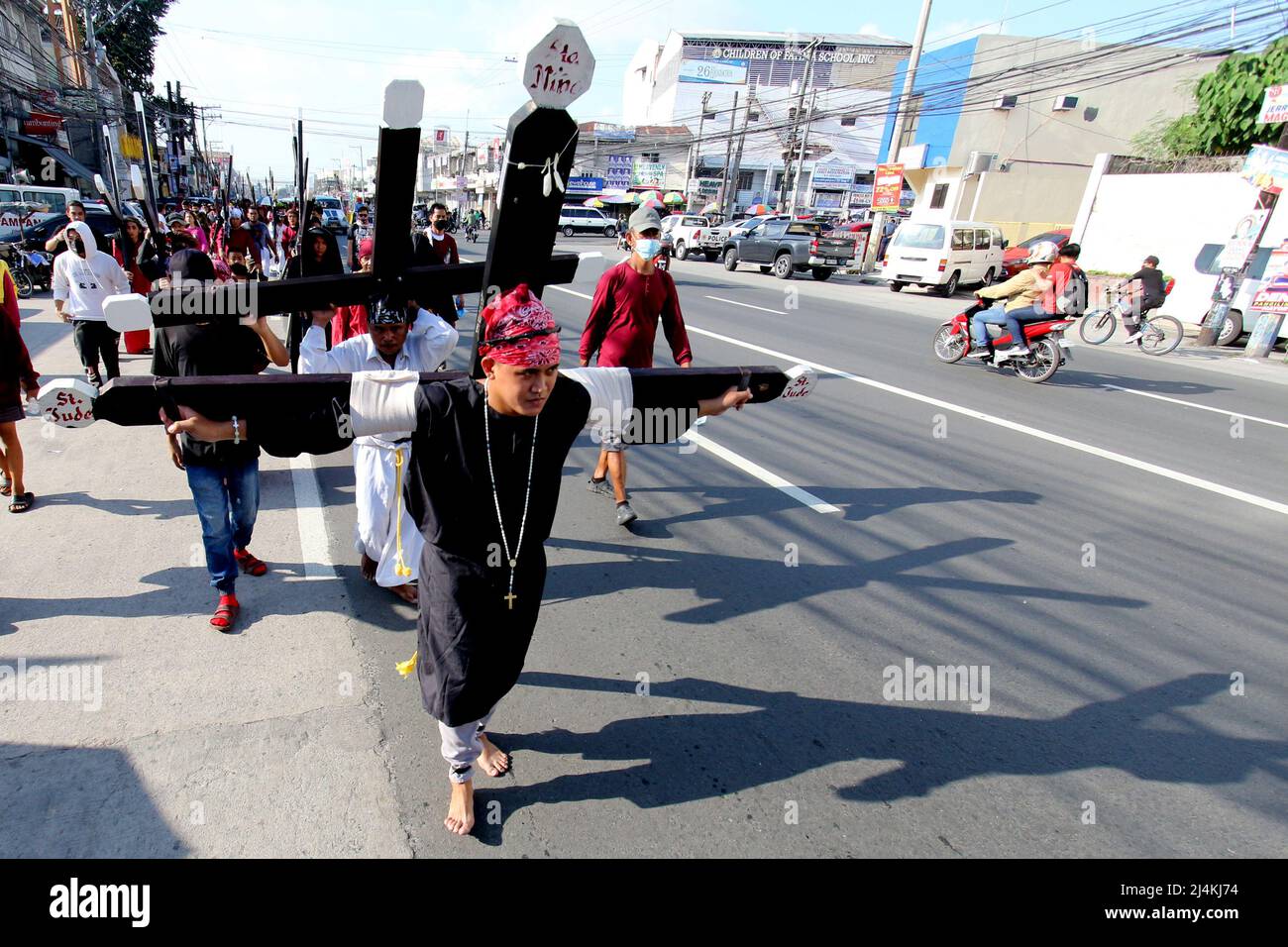 Filippine. 15th Apr 2022. (4/15/2022) i devoti fanno il loro atto di penitenza durante la celebrazione del Venerdì Santo a Mabalakat, Pampanga (provincia settentrionale di Manila). I flagellanti mantengono le loro tradizioni per due anni come Covid-19 scalda il mondo e il governo filippino ha limitato un raduno sociale. (Foto di Gregorio B, Dantes Jr./Pacific Press/Sipa USA) Credit: Sipa USA/Alamy Live News Foto Stock