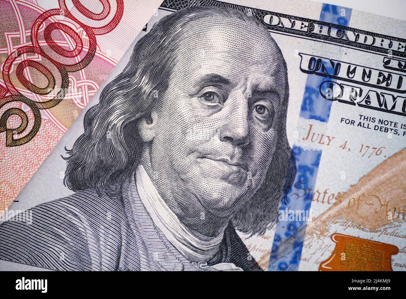 Una banconota da cento dollari e una banconota da cinquemila rubli. Primo piano. Foto Stock