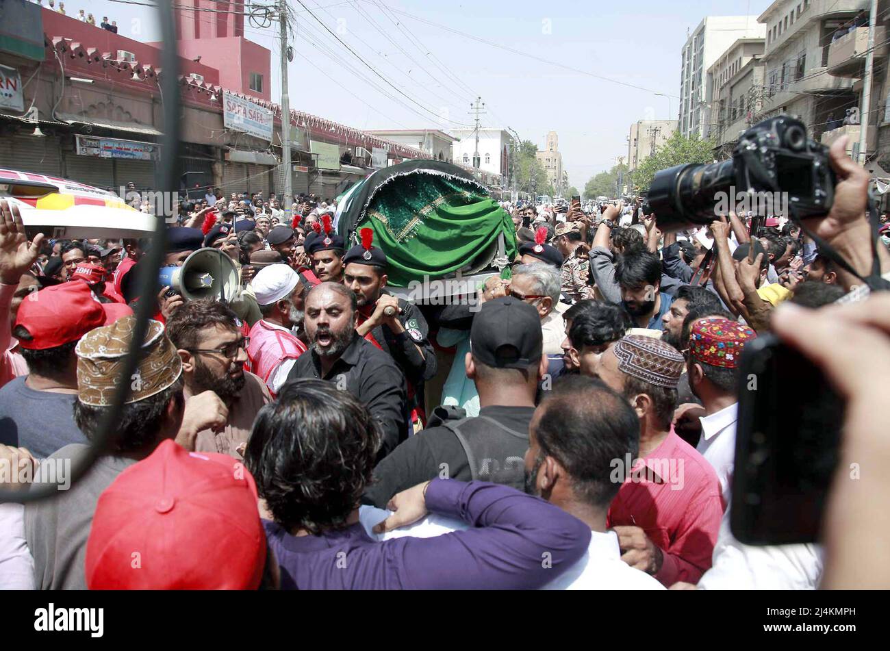 Le preghiere funerarie del Bilquis Bano Edhi, moglie del famoso umanitario e filantropo Abdul Sattar Edhi, sono state offerte con l'onore fuori dalla Moschea di New Memon alla strada M.A Jinnah a Karachi sabato 16 aprile 2022. Bilquis Bano Edhi, la moglie del famoso umanitario e filantropo Abdul Sattar Edhi, è scomparsi venerdì all'età di 74 anni dopo un breve ricovero. Foto Stock