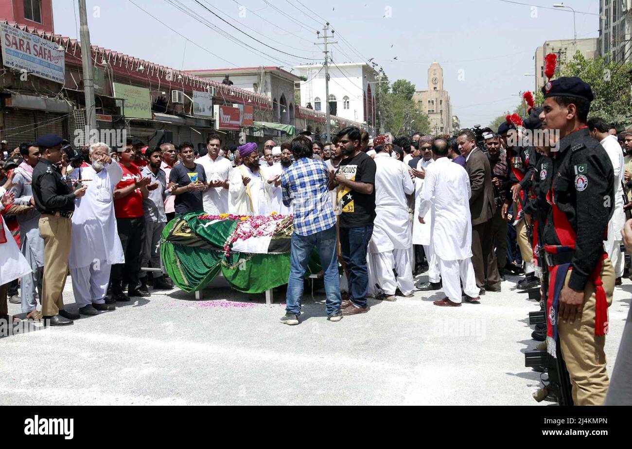 Le preghiere funerarie del Bilquis Bano Edhi, moglie del famoso umanitario e filantropo Abdul Sattar Edhi, sono state offerte con l'onore fuori dalla Moschea di New Memon alla strada M.A Jinnah a Karachi sabato 16 aprile 2022. Bilquis Bano Edhi, la moglie del famoso umanitario e filantropo Abdul Sattar Edhi, è scomparsi venerdì all'età di 74 anni dopo un breve ricovero. Foto Stock