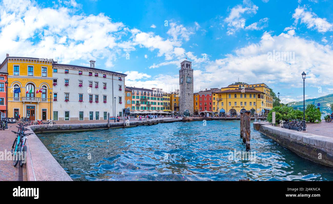 Riva del Garda, 27 agosto 2021: Lungolago a Riva del Garda in Italia Foto Stock