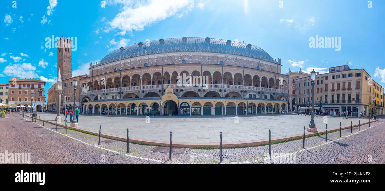 Padova, Italia, 30 agosto 2021: Piazza delle Erbe nel comune italiano di Padova Foto Stock