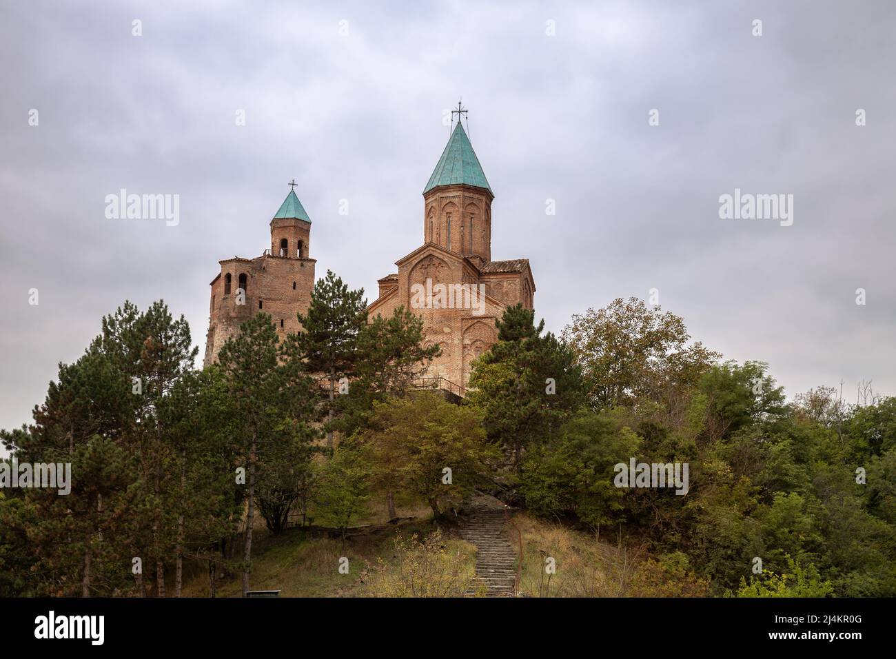 Fortezza reale di Gremi e la Chiesa degli Arcangeli su un'alta collina. Kakheti, Georgia Foto Stock