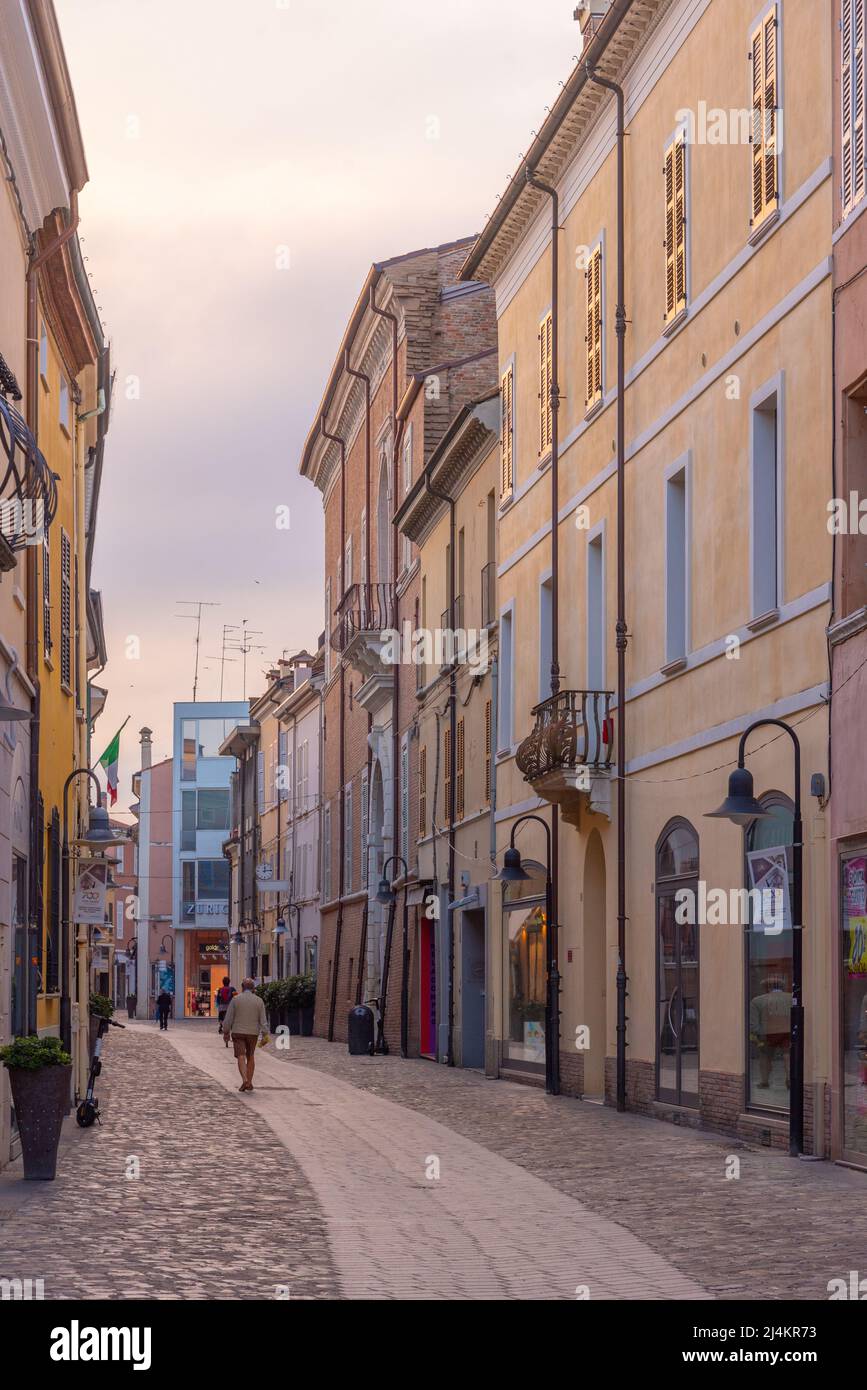 Ravenna, Italia, 1 settembre 2021: Via commerciale nel centro della città italiana Ravenna. Foto Stock