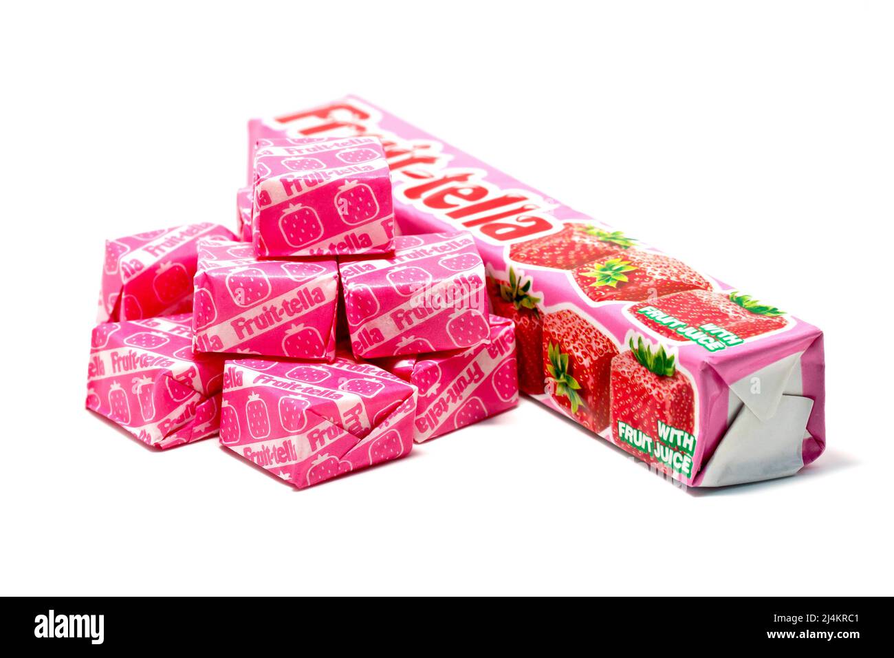 Primo piano di una confezione e confezionata singolarmente di frutta-tella dolci o dolciumi al gusto di fragola, isolati su sfondo bianco. Foto Stock