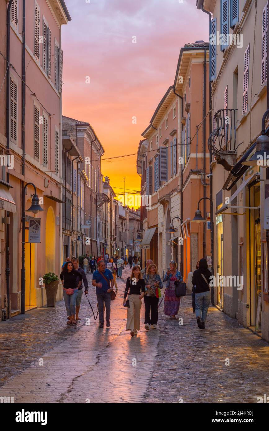 Ravenna, Italia, 31 agosto 2021: Via commerciale nel centro della città italiana Ravenna. Foto Stock