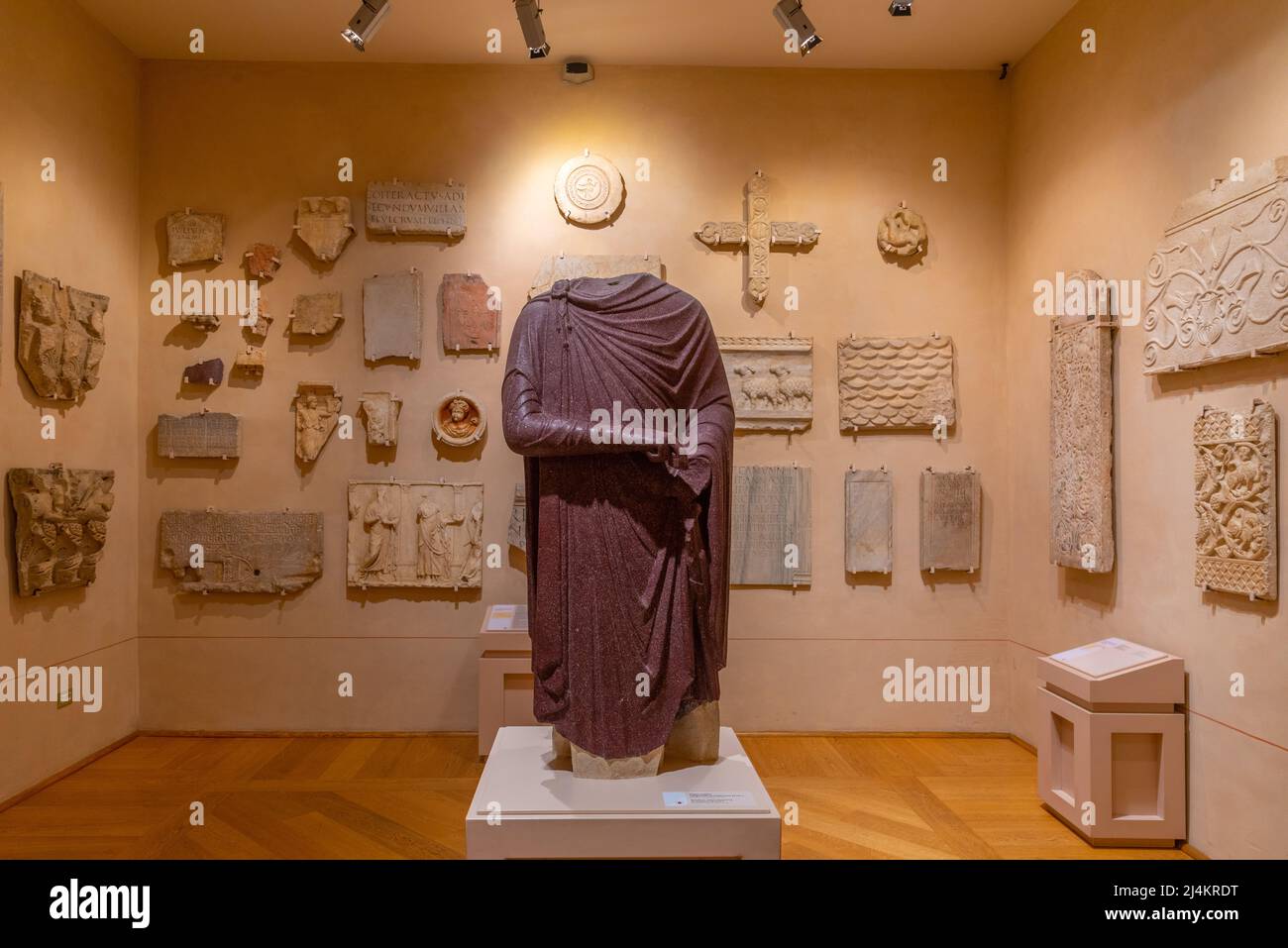 Ravenna, Italia, 31 agosto 2021: Interno del museo arcivescovile nella città italiana Ravenna. Foto Stock