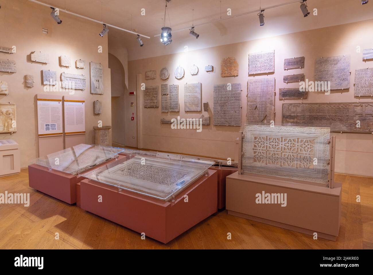 Ravenna, Italia, 31 agosto 2021: Interno del museo arcivescovile nella città italiana Ravenna. Foto Stock