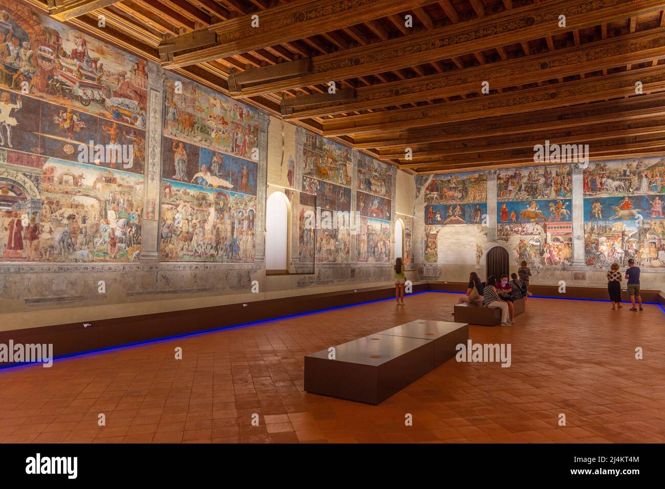 Ferrara, Italia, 31 agosto 2021: Salone dei mesi all'interno della pinacoteca nazionale nel comune di Ferrara. Foto Stock