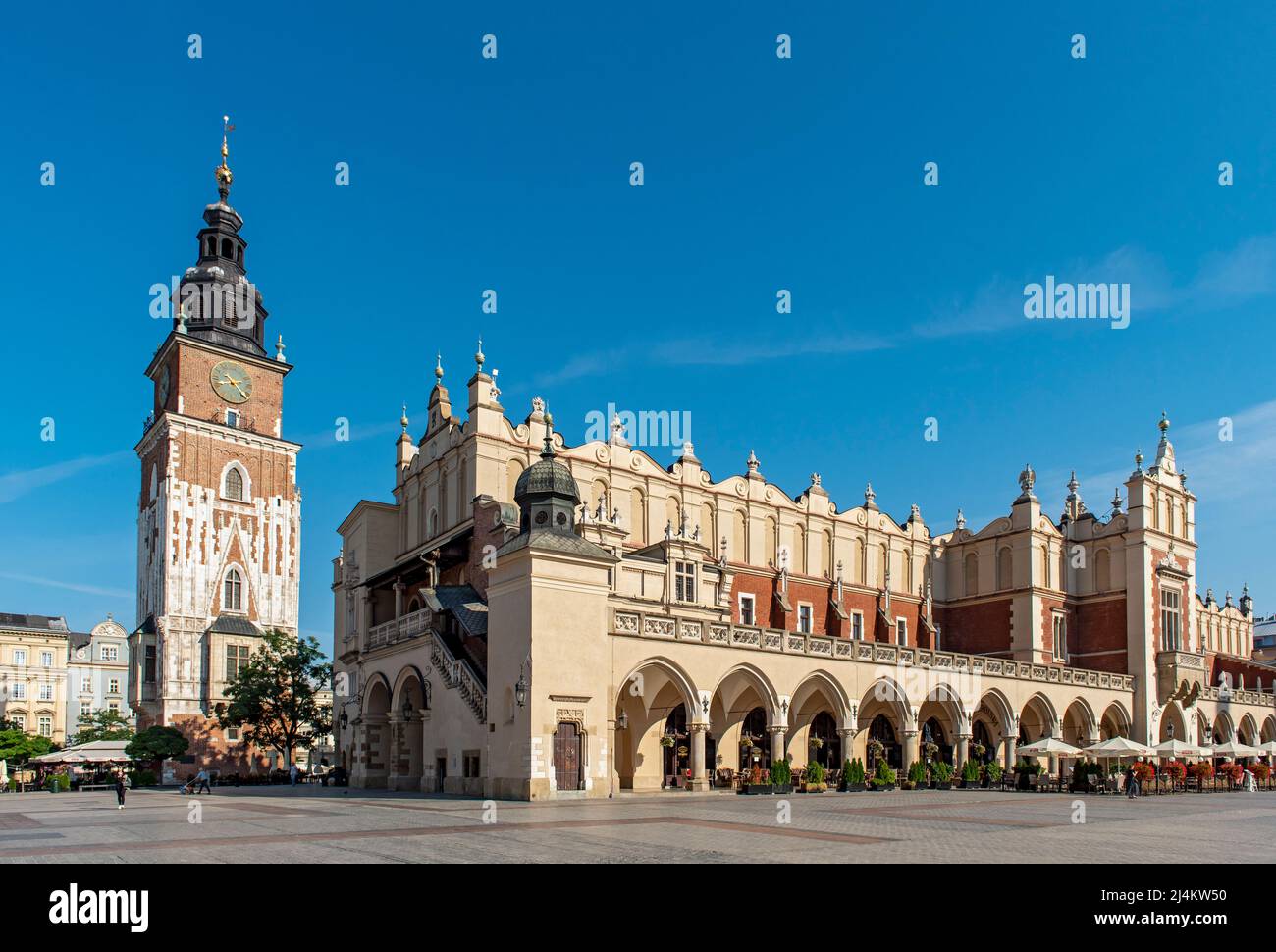 Piazza principale (Rynek Glowny) con il Palazzo dei tessuti di Sukiennice e la Torre del Municipio, Cracovia, Polonia Foto Stock