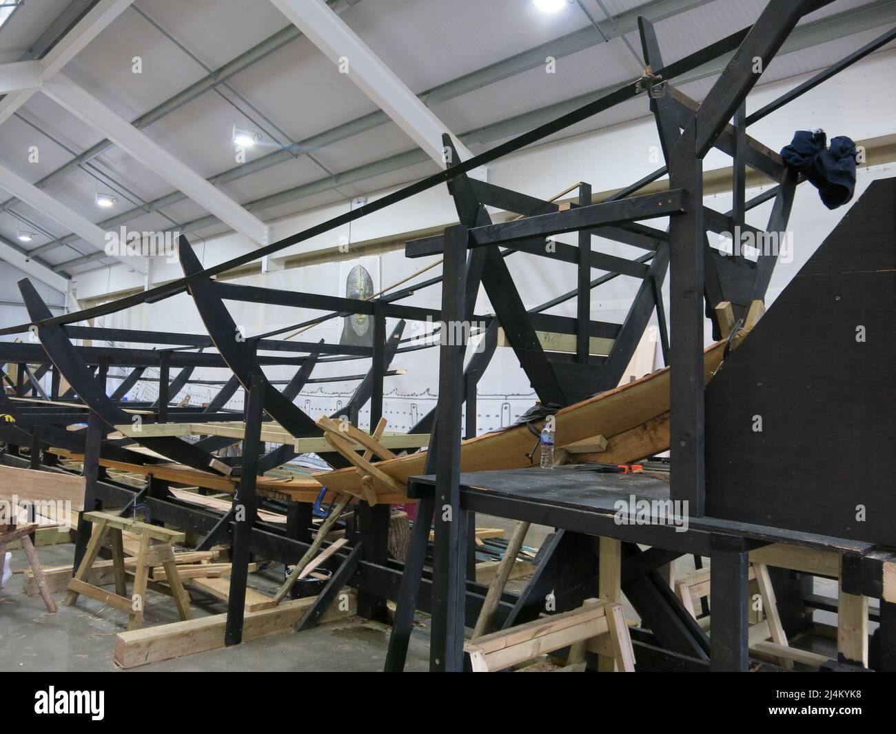 La Sutton Hoo Ship's Company di Woodbridge sta ricostruendo la longship del 7th secolo scoperta nella camera di sepoltura di un re anglosassone. Foto Stock