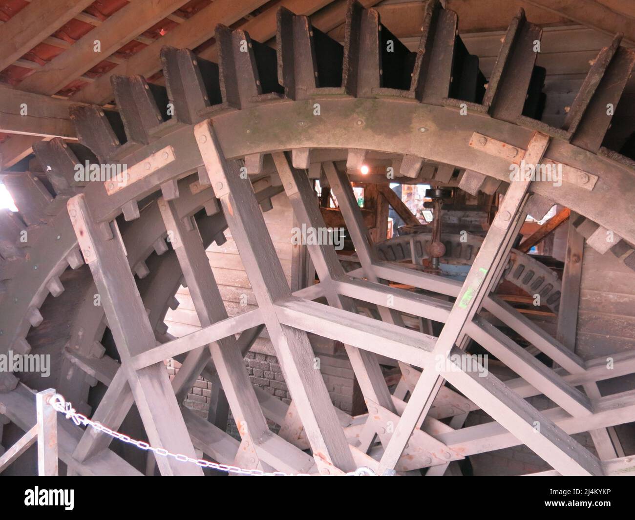 Vista interna dello storico Tide Mill di Woodbridge, dove le ruote ad acqua e le pietre per la macinazione del grano stanno ancora producendo farina di Suffolk. Foto Stock