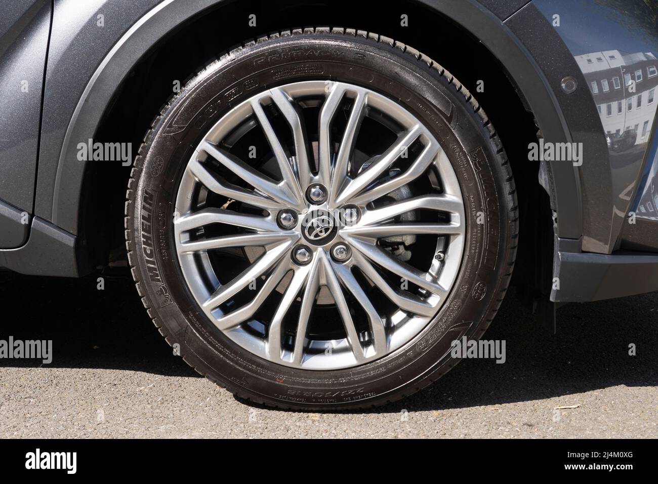 Primo piano di un cerchio in lega color argento con cerchi a più razze su Toyota CH-R 2021 con vernice metallizzata grigio scuro. REGNO UNITO Foto Stock