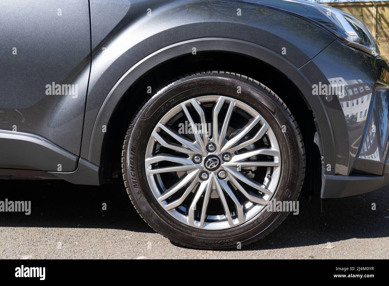 Primo piano di un cerchio in lega color argento con cerchi a più razze su Toyota CH-R 2021 con vernice metallizzata grigio scuro. REGNO UNITO Foto Stock